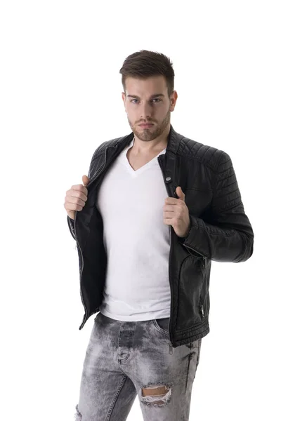 Hombre joven guapo con chaqueta de cuero negro — Foto de Stock