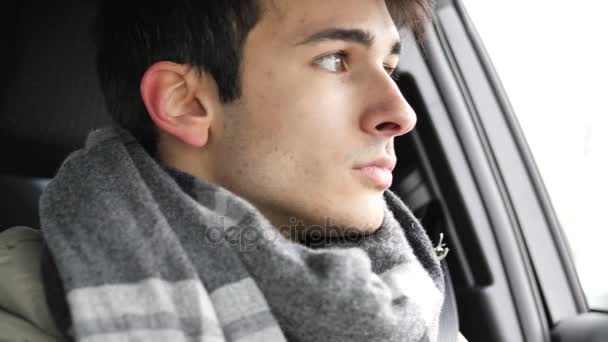 Beau jeune homme conduire une voiture — Video