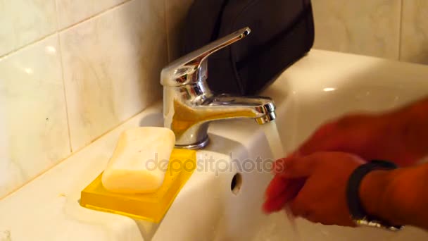 Jonge man wassen gezicht — Stockvideo