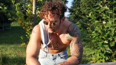 Kırsalda Kaslı Gömleksiz Adam