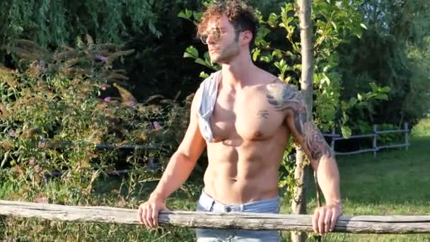 Muscolare Shirtless Hunk uomo all'aperto in campagna — Video Stock