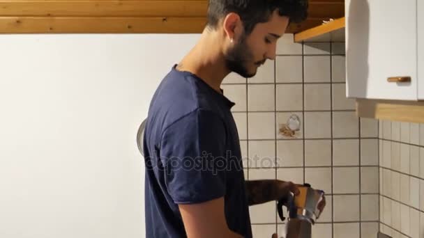 Jeune homme préparer le petit déjeuner pour lui-même — Video