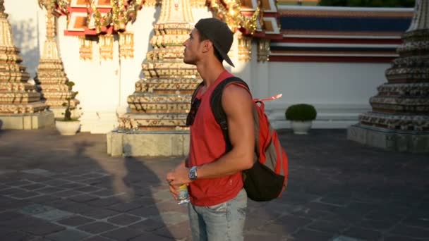 Bangkok Grand Palace 'da yakışıklı bir erkek turist. — Stok video