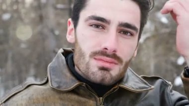 Kayak yaparken telesiyej binmek alarak adam