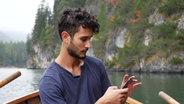 Ο άνθρωπος λήψη φωτογραφιών στη λίμνη με smartphone — Αρχείο Βίντεο