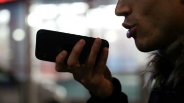 Genç adam cep telefonu ile mesaj gönderme