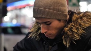 Trendy yakışıklı gece şehirde açık duran