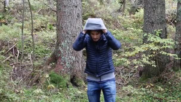 Yemyeşil yeşil dağ manzarası'da yürüyüş genç adam — Stok video