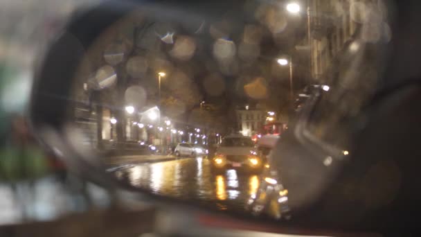 Cahaya kota terlihat di kaca spion mobil. — Stok Video