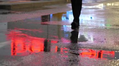 Adam sokakta su birikintisine adım ürün