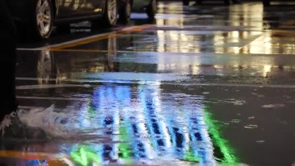 Cultivo de hombre pisando en charco en la calle — Vídeos de Stock