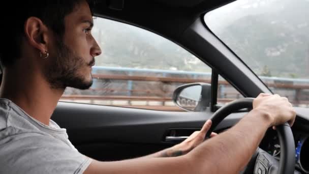 Beau jeune homme conduire une voiture — Video