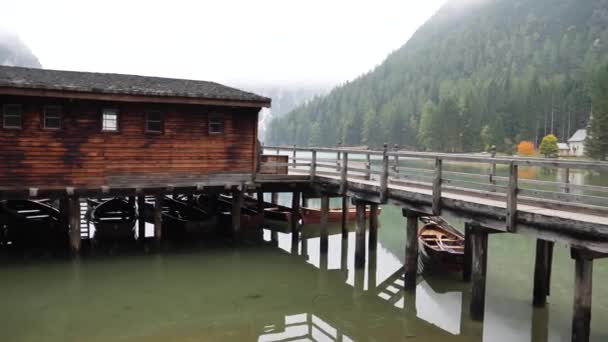 Vista lago rifugio in legno in montagna — Video Stock