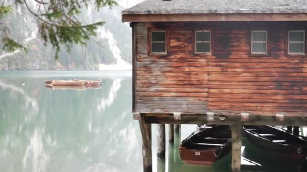 View to lake wooden hut in mountains — Stock Video