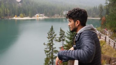 Genç adam rahatlatıcı dağ gölü