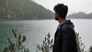 Genç adam rahatlatıcı dağ gölü