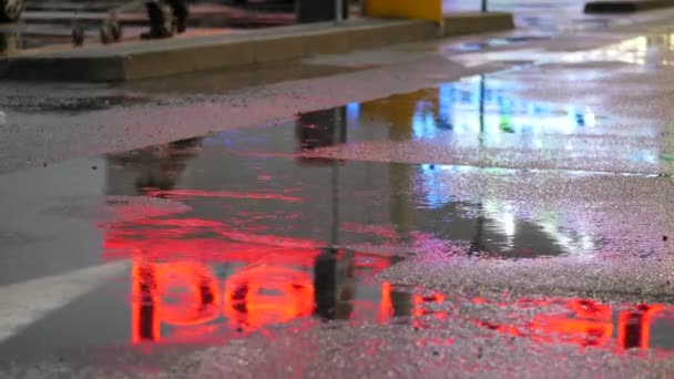 Cultivo de hombre pisando en charco en la calle — Vídeo de stock