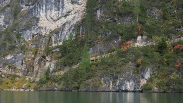 Anak muda mendayung di perahu di danau pegunungan — Stok Video