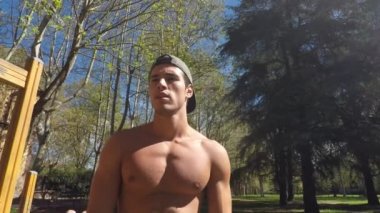 Genç adam açık spor salonunda egzersiz