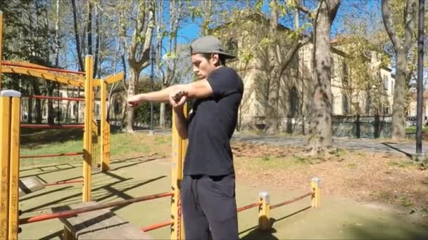 Giovane uomo che esercita in palestra all'aperto — Video Stock