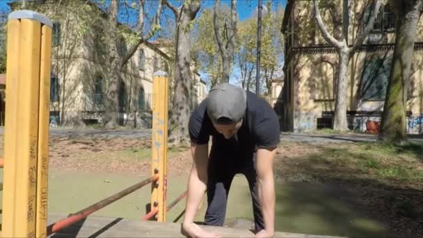Młody człowiek, ćwiczenia w siłowni na świeżym powietrzu — Wideo stockowe