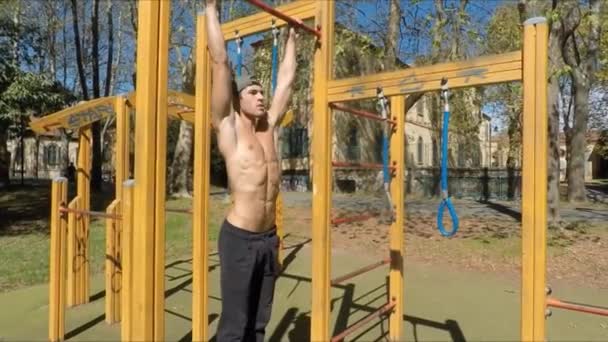 Jeune homme faisant de l'exercice en salle de gym extérieure — Video
