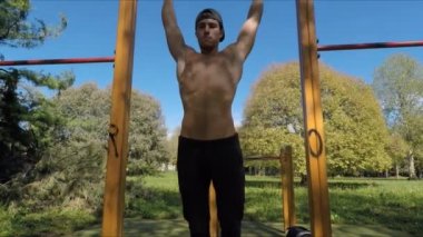 Genç adam açık spor salonunda egzersiz