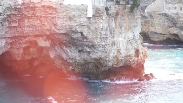 Vista del acantilado y la ciudad de Polignano a Mare, Italia — Vídeos de Stock