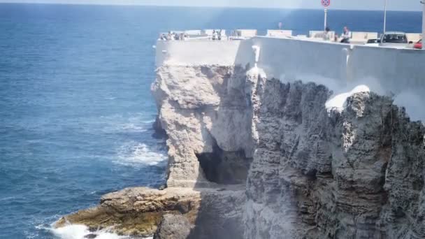 Cliff ve şehir Polignano a Mare, İtalya — Stok video