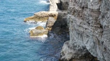 Cliff ve şehir Polignano a Mare, İtalya