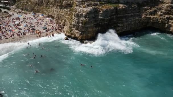 Uitzicht op klif en stad van Polignano a Mare, Italië — Stockvideo