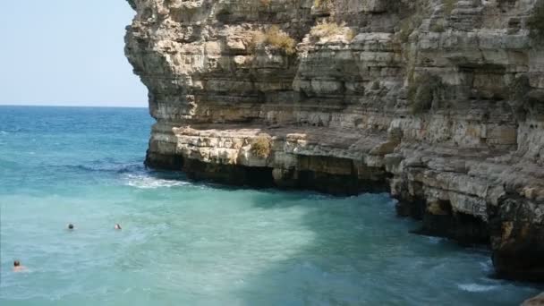 Vista del acantilado y la ciudad de Polignano a Mare, Italia — Vídeos de Stock