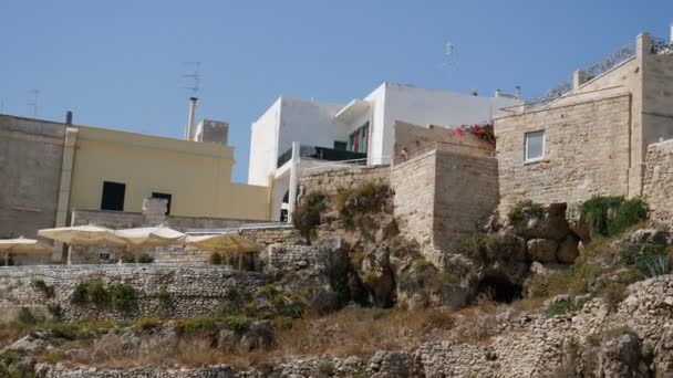 Vista del acantilado y la ciudad de Polignano a Mare, Italia — Vídeos de Stock