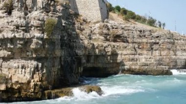 Cliff ve şehir Polignano a Mare, İtalya