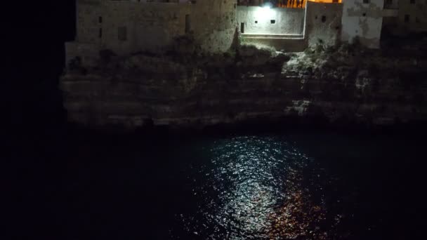 Νυχτερινή άποψη του γκρεμού και πόλη του Polignano a Mare, Ιταλία — Αρχείο Βίντεο
