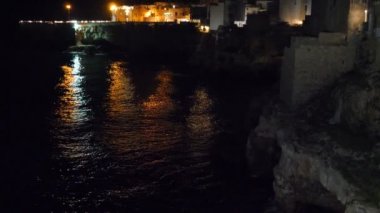 Gece görünümü cliff ve şehir Polignano a Mare, İtalya