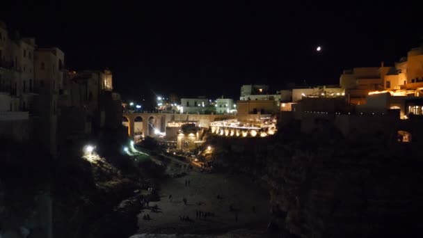 Vista nocturna del acantilado y la ciudad de Polignano a Mare, Italia — Vídeos de Stock