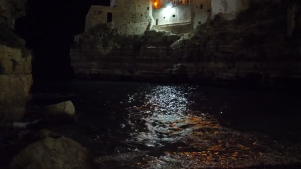 Ночной вид на скалу и город Полиньяно-а-Маре, Италия — стоковое видео