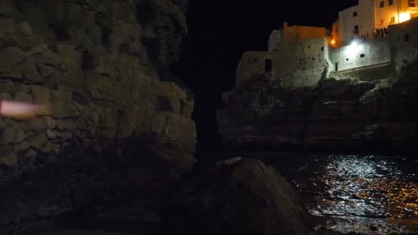 Gece görünümü cliff ve şehir Polignano a Mare, İtalya — Stok video