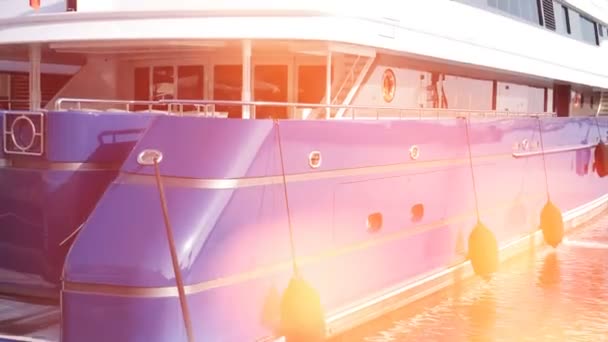 Розкішна яхта на якорі в гавані — стокове відео