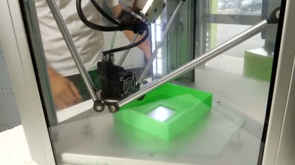 Mann schaut sich 3D-Drucker an — Stockvideo