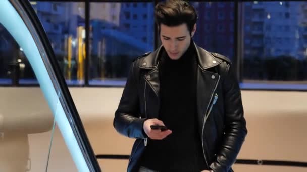 Alışveriş alışveriş merkezinde yürüyen merdiven üzerinde genç adam — Stok video