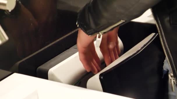 Homme séchant les mains avec séchoir à air dans les toilettes publiques — Video