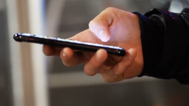 Mãos masculinas digitando no smartphone sob chuva — Vídeo de Stock