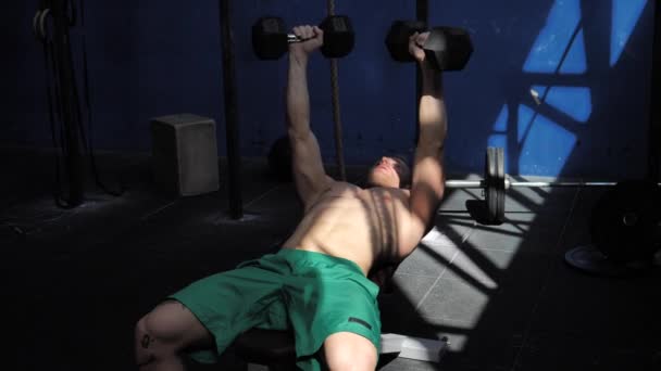 Muskulös ung man skjorta, träning pecs på gym bänk — Stockvideo