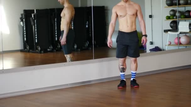Atletický tetovaný muž v ručním stojanu — Stock video