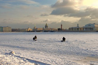 Kışın St. Petersburg 'un tarihi kısmına bakıyorum. Turistler arasında popüler bir rota. Balıkçılar donmuş Neva 'nın buzunda otururlar..