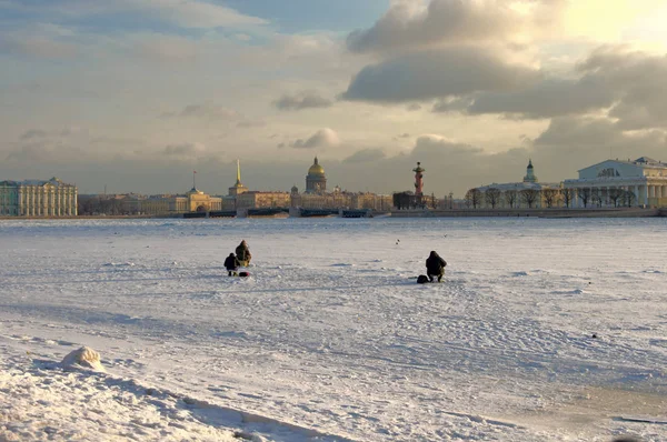 View of the historical part of St. Petersburg in winter. A popular route among tourists. Fishermen sit on the ice of the frozen Neva. — Stock Photo, Image