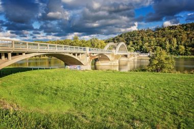 Piestany (Slovakya), karanlık gökyüzü + renkli sonbahar Bridge'de
