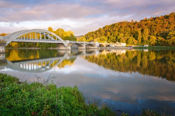 Piestany (슬로바키아), 어두운 하늘 + 다채로운가 다리 — 스톡 사진